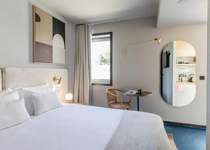 Regras & Garden By Benefit Collection B